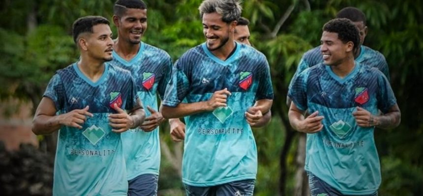 Na madrugada desta terça-feira (21), a Equipe do Humaitá embarcou rumo à Porto Velho (RO), onde estreia na edição da Copa Verde 2025. O time enfrenta o time da casa nesta quarta-feira, (22). A partida acontece às 19h (Horário de Brasília), no Estádio Aluízio Ferreira, em Porto Velho.  