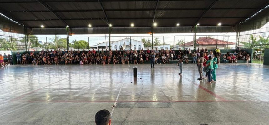 A Defensoria Pública do Estado do Amazonas (DPE-AM) realizou, nesta terça-feira (11), uma conversa com o tema “A Importância da Presença Escolar: Responsabilidade dos Pais e Consequências Legais”, na Escola Estadual Irmã Carmem, em Humaitá. A palestra foi ministrada pelo defensor público Newton Ramon Lucena e teve como objetivo conscientizar pais e responsáveis sobre o papel fundamental da educação na formação das crianças e adolescentes.
