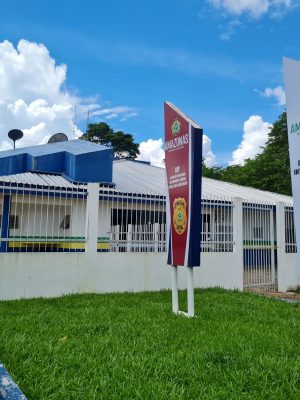 A Polícia Civil do Amazonas (PC-AM), por meio da Delegacia Interativa de Polícia (DIP) de Humaitá (a 590 quilômetros de Manaus), prendeu em flagrante, nesta segunda-feira (28/04), Alandelon Lopes Bastos, de 21 anos, pelos crimes de tráfico de drogas, posse ilegal de arma de fogo e corrupção de menores. A mãe dele, de 39 anos, vai responder por envolvimento na corrupção de menores.