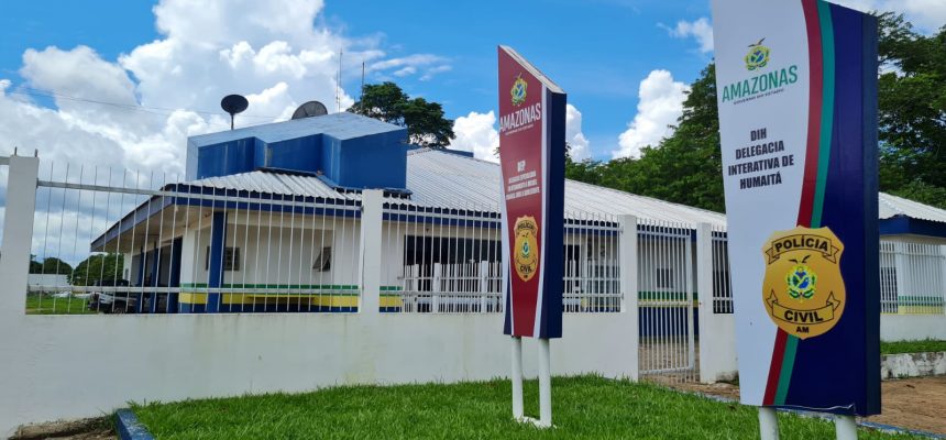 A Polícia Civil do Amazonas (PC-AM), por meio da Delegacia Interativa de Polícia (DIP) de Humaitá (a 590 quilômetros de Manaus), prendeu em flagrante, nesta segunda-feira (28/04), Alandelon Lopes Bastos, de 21 anos, pelos crimes de tráfico de drogas, posse ilegal de arma de fogo e corrupção de menores. A mãe dele, de 39 anos, vai responder por envolvimento na corrupção de menores.