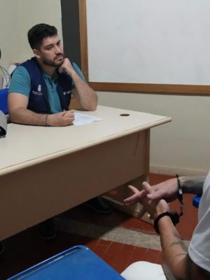 João*, 43 anos, natural do Espírito Santo, no sudeste do país, está preso desde 2004 e atualmente cumpre pena no sistema fechado da Unidade Prisional de Humaitá, município distante 675 quilômetros de Manaus, no sul do Amazonas. Hoje, com o apoio da Defensoria Pública do Amazonas (DPE-AM) realiza o sonho de cursar o sexto período de Educação Física, um direito previsto na Lei de Execução Penal (lei nº 7.210/84).   