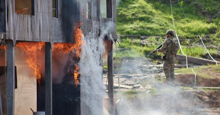 A Defensoria Pública do Amazonas (DPE-AM) iniciou, nesta terça-feira (16), uma mobilização para atender pessoas que foram afetadas pela operação “Boiúna”, que, ao longo da segunda-feira (15), destruiu balsas e dragas utilizadas para garimpo ilegal de ouro no rio Madeira, nos municípios de Manicoré e Humaitá.